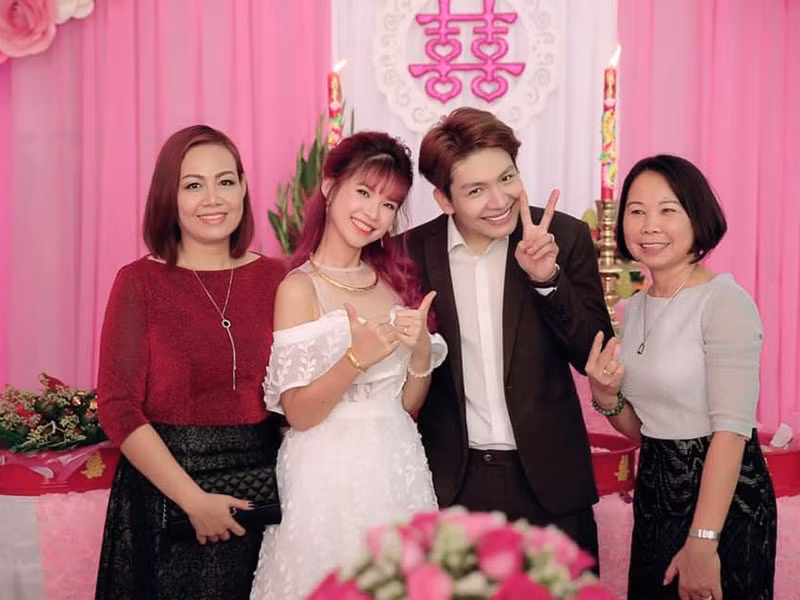 Me chong Khoi My chieu con dau, tre dep o tuoi ngoai 60