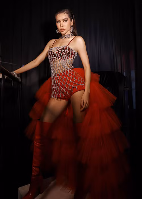 Từ chân dài có vóc dáng gầy gò, gương mặt kém thu hút, Minh Tú có diện mạo hoàn toàn mới với vẻ sắc sảo, bờ môi dày quyến rũ, làn da nâu, vóc dáng săn chắc, gợi cảm.