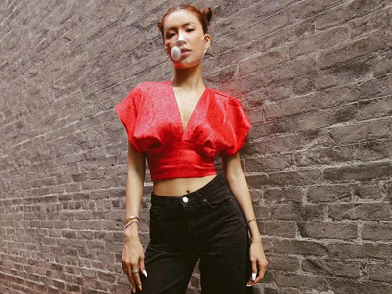 Việc Minh Tú mặc áo hở eo đi lễ chùa được cho là không phù hợp. Giữa ồn ào, nữ người mẫu thanh minh, cô diện áo croptop bên ngoài khu vực chùa còn khi vào chùa thắp hương thì ăn diện kín đáo. Minh Tú xin lỗi khán giả và sẽ rút kinh nghiệm.