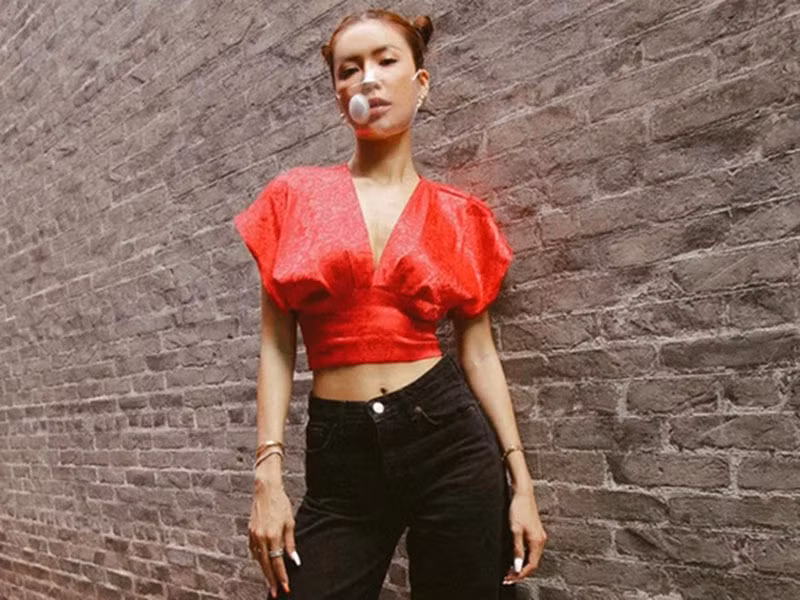 Việc Minh Tú mặc áo hở eo đi lễ chùa được cho là không phù hợp. Giữa ồn ào, nữ người mẫu thanh minh, cô diện áo croptop bên ngoài khu vực chùa còn khi vào chùa thắp hương thì ăn diện kín đáo. Minh Tú xin lỗi khán giả và sẽ rút kinh nghiệm.