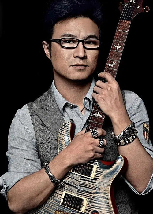 Theo Vietnamnet, Uông Phong từng yêu say đắm ca sĩ Quân Tử. Tuy nhiên, sau đó, nam ca sĩ ngoại tình với người dẫn chương trình Tề Đan. Trước sự phản bội của Uông Phong, Quân Tử bị trầm cảm rồi tự tử khi mới 23 tuổi.