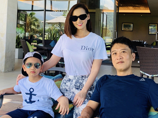 Lã Thanh Huyền đang có cuộc sống hạnh phúc bên chồng đại gia hơn 12 tuổi và con trai. Trong một cuộc phỏng vấn với VietNamNet, cô từng tâm sự về chồng: "Anh ấy ở nhà giống như một hậu phương vững chắc giúp cho tôi thoải mái cống hiến hết mình cho nghệ thuật và không có một chút lăn tăn gì".