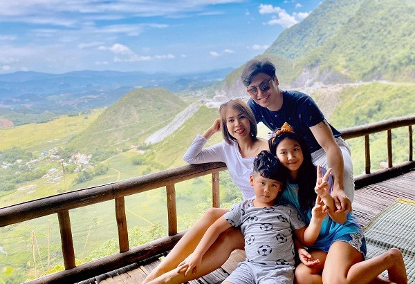 Bận rộn đóng phim nhưng mỗi khi rảnh, Mạnh Trường luôn dành thời gian cho gia đình bên vợ và 2 con. Được biết, vợ luôn ủng hộ và góp ý cho anh trong công việc và cuộc sống. Nam diễn viên "Bí mật tam giác vàng" cho biết gần 20 năm bên nhau, vợ chỉ ghen một lần duy nhất.