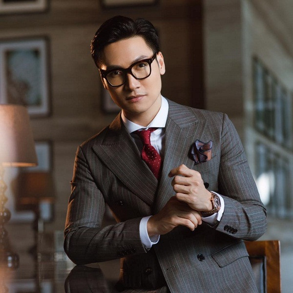 Cũng thuộc top những nghệ sĩ đình đám sinh năm 1985, Mạnh Trường gây ấn tượng với khán giả qua hàng loạt vai diễn trên sóng VTV như Đăng trong Cả một đời ân oán, vai Huy trong Sinh tử, Kiều Phong trong Tình yêu và tham vọng hay mới nhất là Hải trong Hồ sơ cá sấu.