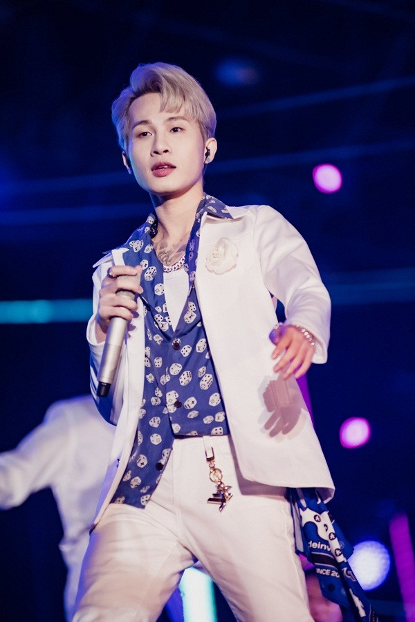 Sinh năm 1997, Jack đang là một trong những cái tên hot nhất V-pop hiện tại. Đầu năm 2019, anh phát hành ca khúc Hồng nhan và từ đó nổi lên như một hiện tượng mạng nhờ giọng hát mang đậm nét miền Tây mới lạ, độc đáo; thu hút lượng người hâm mộ đông đảo. Sau lùm xùm với công ty quản lý cũ, Jack không ra MV thường xuyên, tuy nhiên các sản phẩm của anh đều nắm giữ nhiều thành tích. Mới đây nhất, ca khúc Hoa hải đường của nam ca sĩ nhận nhiều khen ngợi và "làm mưa làm gió" các bảng xếp hạng trong thời gian dài.