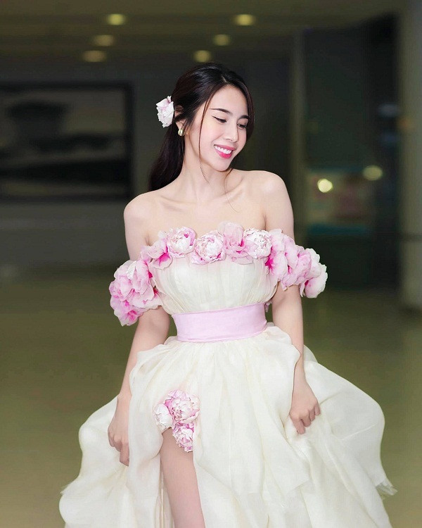 2020 là năm đáng nhớ của Thủy Tiên với các công tác từ thiện: quyên góp 12 tỷ đồng hỗ trợ miền Tây hạn mặn, 187 tỷ đồng cho đồng bào miền Trung vượt qua lũ lụt. Có thời điểm ca sĩ sinh năm 1985 ốm và sút cân trầm trọng, được chồng khuyên nên về nhà nhưng cô vẫn quyết tâm ở lại vùng cứu trợ để tiếp tục trao tiền, quà tận tay người dân. Dù phải nhận nhiều bình luận tiêu cực của cư dân mạng, cô nói không hối hận việc đi từ thiện lần này vì đã giúp đỡ nhiều người khó khăn và đón nhận tất cả được - mất sau chuyến đi ấy.