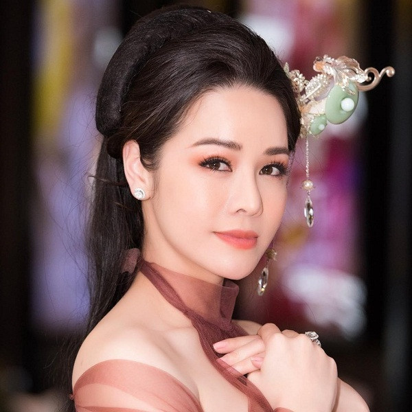 Nhật Kim Anh sinh năm 1985, và được biết đến là một nghệ sĩ đa tài của showbiz Việt. Bắt đầu tham gia nghệ thuật từ năm 16 tuổi với vai trò ca sĩ, cô nhanh chóng trở thành cái tên được khán giả yêu mến qua loạt hit Lâu đài cát, Thà người đừng hứa, Đoạn đường vắng... Sau này, cô chuyển sang đóng phim và thành công hơn mong đợi khi sở hữu cho mình "gia tài" với nhiều vai diễn khác nhau.