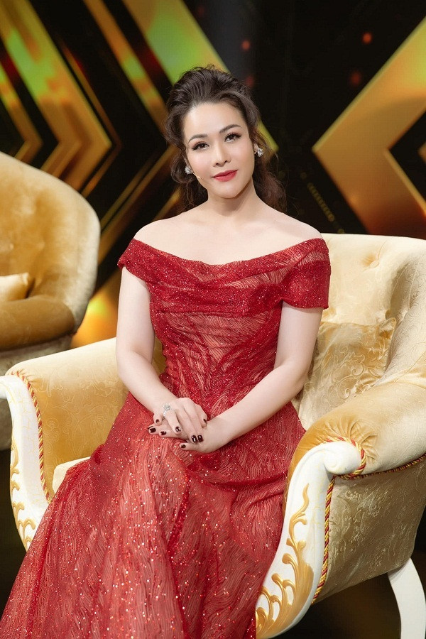 Nghệ sĩ tuổi Sửu còn lấn sân sang lĩnh vực kinh doanh mỹ phẩm, làm đẹp. Sau nhiều năm hoạt động trong nghề, kết hợp đi hát, đóng phim và kinh doanh, Nhật Kim Anh có thu nhập ổn định và là một trong những nghệ sĩ sở hữu khối tài sản lớn. Nữ diễn viên cho biết hiện tại, cô đầu tư 60% thời gian và tâm huyết cho kinh doanh, còn lại 40% để hoạt động nghệ thuật.