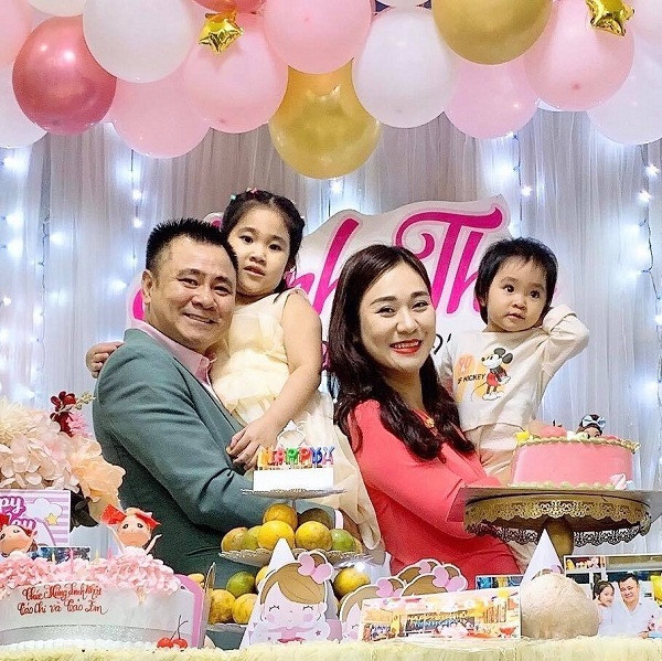 Hiện tại, Tự Long đang hạnh phúc bên gia đình nhỏ với vợ giáo viên dịu dàng, đảm đang cùng 2 con gái xinh xắn.