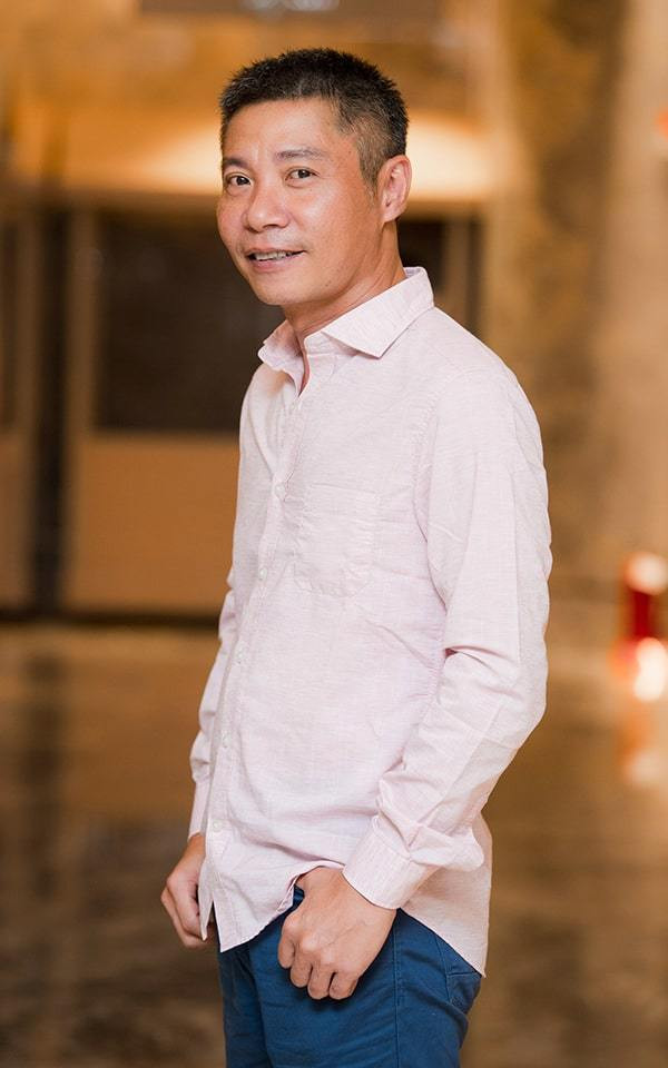 Không còn là cái tên xa lạ với người hâm mộ, NSND Công Lý gây ấn tượng mạnh qua vai Bắc Đẩu trong chương trình Táo quân - Gặp nhau cuối năm và các bộ phim trên VTV. Với khả năng diễn xuất đa dạng, cuốn hút, anh biến hóa từ gã đồ tể, ông trùm ma túy đến thầy bói... Những năm gần đây, nghệ sĩ sinh năm 1973 cũng tham gia làm phó đạo diễn phim truyền hình. Đầu tháng 5/2020, anh được bổ nhiệm làm Phó giám đốc Nhà hát Kịch Hà Nội.