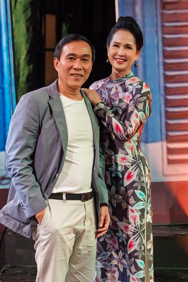 Cùng tuổi NSƯT Chí Trung, NSND Lan Hương (Hương Bông) được khán giả nhớ đến nhiều nhất qua phim Sống chung với mẹ chồng. Ở tuổi 59, tuy ít hoạt động nghệ thuật nhưng cô tận hưởng cuộc sống hạnh phúc bên chồng - NSƯT Đỗ Kỷ và bạn bè, người thân.