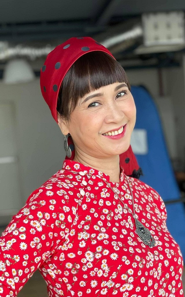 Mới đây, NSND Lan Hương gây chú ý khi Nam tiến đóng phim truyền hình Tết: Số độc đắc. Đây là lần đầu khán giả thấy một hình ảnh mới lạ của nữ diễn viên gạo cội, khác hẳn “mẹ chồng quốc dân” hay người mẹ tần tảo, dịu dàng ở các vai diễn trước. Cô vào vai nhân vật bà Phụng, một bà mẹ nóng tính nhưng rất thương con, là chủ quán bánh xèo miền Trung với ngoại hình và phong cách trẻ trung.