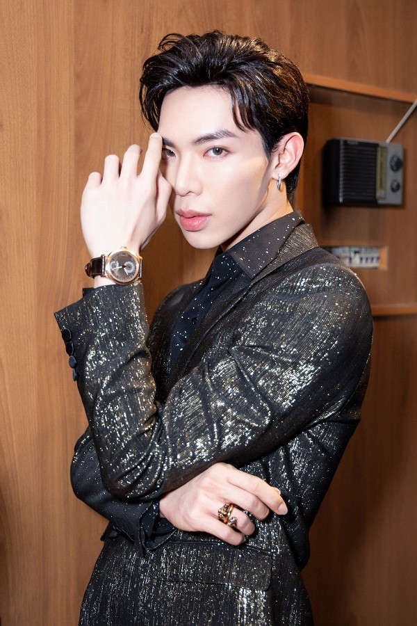 2020 là năm đáng nhớ của Erik với Ghen Cô Vy có sức ảnh hưởng lan rộng toàn cầu và loạt hit: Em không sai, chúng ta sai; Bao giờ đủ lớn; Anh luôn là lý do... Giọng ca "Sau tất cả" cũng thu về loạt giải thưởng ấn tượng: Ngôi sao Châu Á Untact 2020 thuộc lễ trao giải Asia Model Festival của Hàn Quốc, giải Làn sóng xanh cho Top 10 ca sĩ, ca khúc được yêu thích nhất cùng ca khúc được nghe nhiều nhất trên radio.