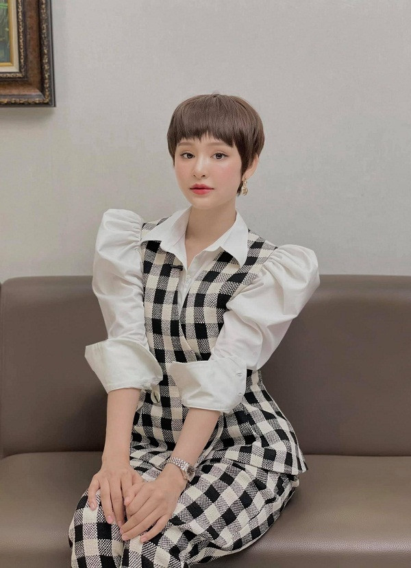 Trong dàn nghệ sĩ tuổi Sửu thành công, không thể không nhắc đến Hiền Hồ. Nổi lên từ cuộc thi The Voice nhờ chất giọng nội lực và ngoại hình xinh xắn như búp bê, học trò Tóc Tiên phát triển sự nghiệp với loạt hit: Có như không có, Em ngày xưa khác rồi... Nữ ca sĩ quê Đăk Lăk trở lại đường đua Vpop 2020 với ca khúc Gặp nhưng không ở lại, không chỉ gây ấn tượng bởi ca từ, âm nhạc mà diễn xuất và độ lăn xả trong MV của Hiền Hồ cũng được đánh giá cao.