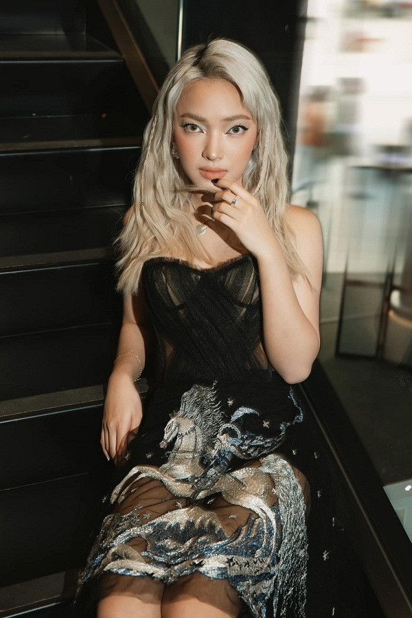 Châu Bùi - fashionista sở hữu vẻ ngoài sắc sảo, thân hình cân đối và cách phối đồ gây thu hút. Ở tuổi 23, cô trở thành một trong những 'nữ hoàng thảm đỏ' mới của V-Biz vì luôn biết cách chiếm trọn chú ý mỗi khi xuất hiện. Đầu 2020, mỹ nhân Hà Thành là một trong những sao Việt hiếm hoi tham dự đủ tuần lễ thời trang quốc tế: Milan Fashion Week, London Fashion Week, Paris Fashion Week. Người đẹp cũng thử sức ở nhiều lĩnh vực khác nhau: diễn xuất, âm nhạc và nhận được sự ủng hộ nhất định.