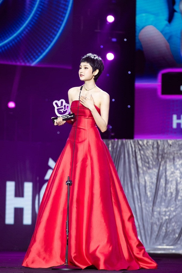 Chia sẻ về sự nghiệp, cô cho biết: "Tôi may mắn vì có khán giả luôn bên cạnh ủng hộ. Điều nhìn nhận đầu tiên của tôi khi làm nghề là sự cống hiến. Tôi quan niệm rằng, cứ cống hiến hết mình rồi những cái khác sẽ đến tự nhiên đến mà không phải lo nghĩ nhiều”.