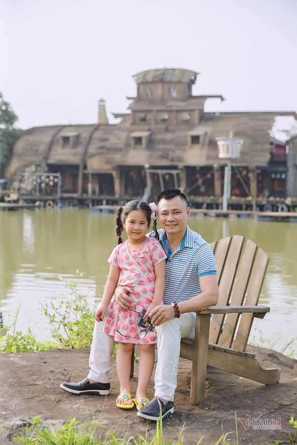 NSND Tự Long cũng thuộc top những sao Việt tuổi Sửu đình đám. Xuất thân là một nghệ sĩ chèo nhưng anh được khán giả biết đến nhiều nhất với vai trò diễn viên hài trong các chương trình như: Gặp nhau cuối tuần, Gặp nhau cuối năm hay Ơn giời cậu đây rồi trên sóng VTV. Bạn thân Xuân Bắc còn là sĩ quan quân đội hàm Đại tá và đang giữ chức Phó giám đốc Nhà hát Chèo Quân đội.