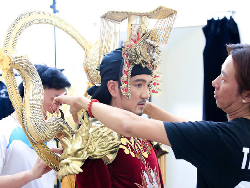 NTK Ken Nguyễn vẫn lo trang phục cho Đàm Vĩnh Hưng. Ảnh: PLO