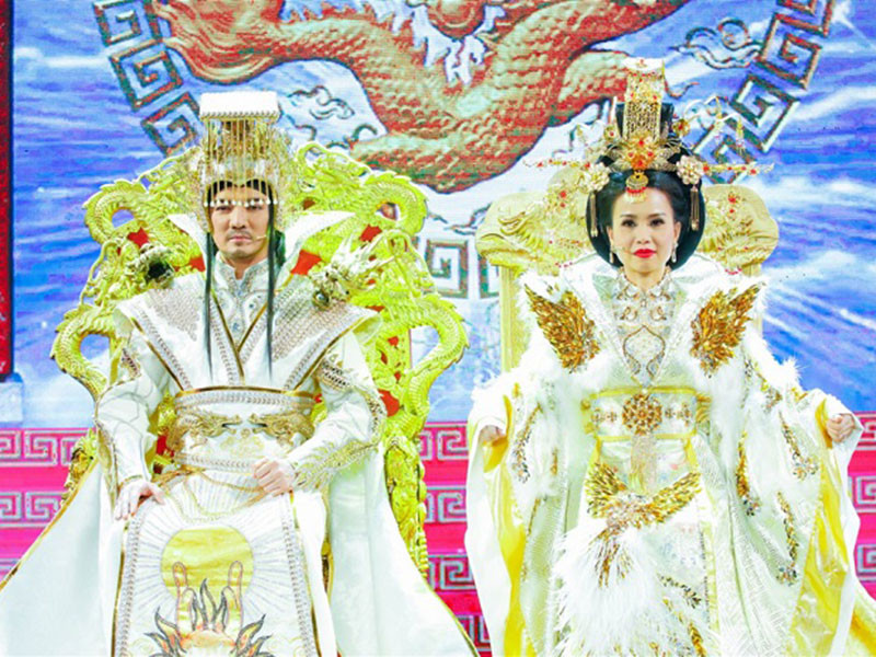 Trang phục của “ông hoàng nhạc Việt” trong Táo xuân Mậu Tuất 2018 nhận được nhiều lời khen ngợi. Ảnh: Giao thông