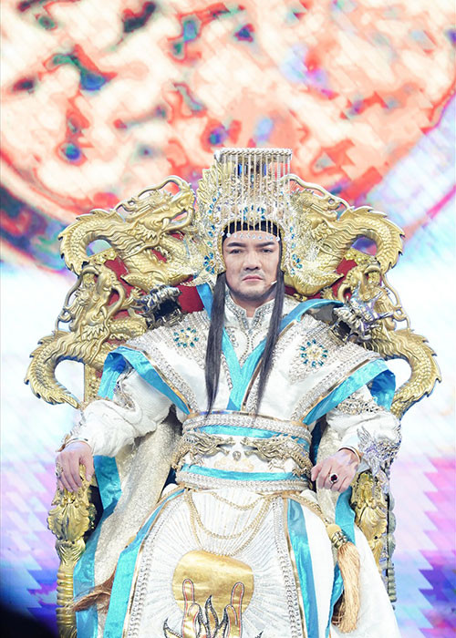 Mr Đàm cho biết, anh bị đau lưng khá nghiêm trọng do mặc bộ trang phục nặng vượt sức chịu đựng của cơ thể. Ảnh: Lao động