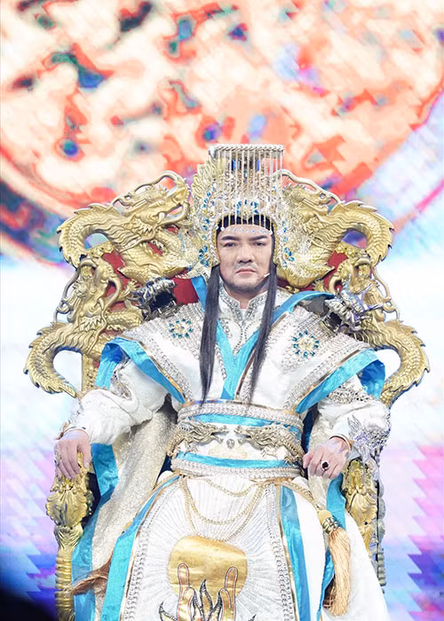 Mr Đàm cho biết, anh bị đau lưng khá nghiêm trọng do mặc bộ trang phục nặng vượt sức chịu đựng của cơ thể. Ảnh: Lao động