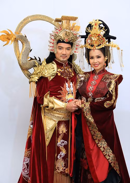 Khi đóng Ngọc Hoàng, nam ca sĩ diện đồ ton sur ton với Cẩm Ly trong vai Thiên Hậu. Ảnh: Người đưa tin