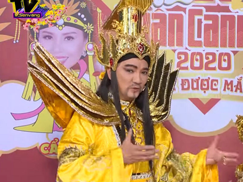 Ở Táo xuân Canh Tý 2020, Đàm Vĩnh Hưng tiếp tục đầu tư cho trang phục khi đặt may riêng áo long bào trị giá hàng trăm triệu. Ảnh: Giao thông