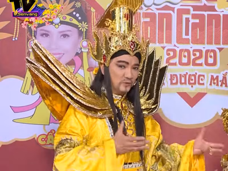 Ở Táo xuân Canh Tý 2020, Đàm Vĩnh Hưng tiếp tục đầu tư cho trang phục khi đặt may riêng áo long bào trị giá hàng trăm triệu. Ảnh: Giao thông