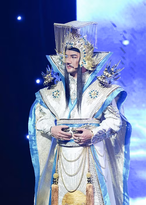  Đàm Vĩnh Hưng đóng Ngọc Hoàng trong Táo Xuân Tân Sửu chủ đề Theo dấu Ngọc Hoàng. Nam ca sĩ diện bộ trang phục được thiết kế kỳ công, nặng gần 20kg. Ảnh: Lao động