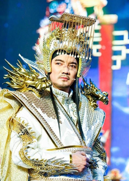 Những bộ trang phục Ngọc Hoàng trước đó của Mr Đàm cũng được thiết kế kỳ công. Ảnh: Một thế giới