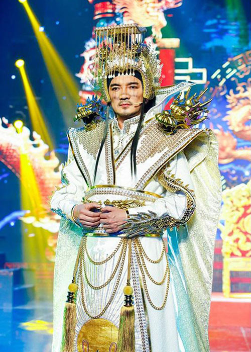 Trong Táo Xuân Mậu Tuất 2018 với chủ đề Giải cứu Ngọc Hoàng, Đàm Vĩnh Hưng mặc áo thêu kim tuyến với hoa văn rồng vàng.