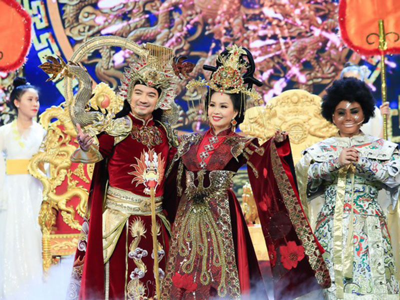 Đàm Vĩnh Hưng trở lại Táo Xuân Kỷ Hợi 2019 với chủ đề Chuyện động ông trời. Anh chọn màu đỏ nhung đậm kết hợp với vàng gola thay vì trắng. Ảnh: An ninh thủ đô