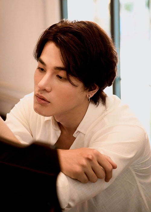 Anh từng là vận động viên bóng rổ chuyên nghiệp.