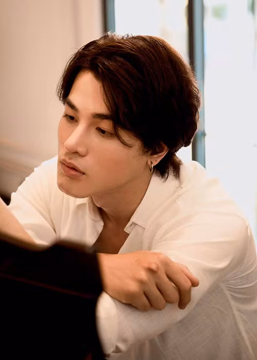 Anh từng là vận động viên bóng rổ chuyên nghiệp.