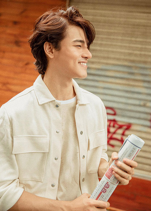 Nam diễn viên phim "Gái già lắm chiêu V" còn đốn tim người đối diện bởi nụ cười tỏa nắng.