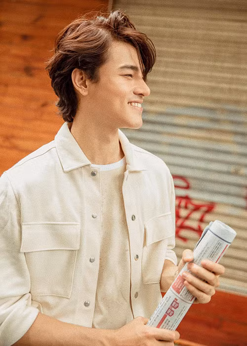 Nam diễn viên phim "Gái già lắm chiêu V" còn đốn tim người đối diện bởi nụ cười tỏa nắng.