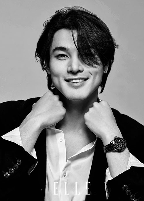 Trước khi bước vào quá trình ghi hình cho bộ phim "Gái già lắm chiêu V", Khương Lê và Kaity Nguyễn tham gia các lớp học về diễn xuất, lớp học đào tạo phong cách thượng lưu.