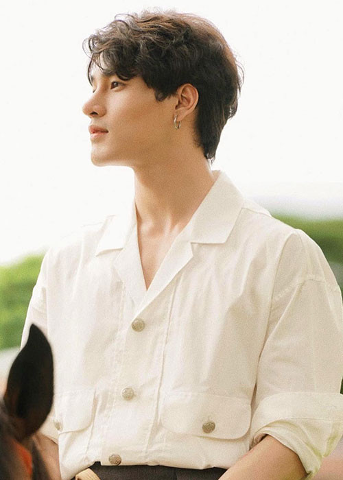 Khương Lê sở hữu vẻ ngoài điển trai với gương mặt góc cạnh mang đậm chất điện ảnh, vóc dáng cao ráo.