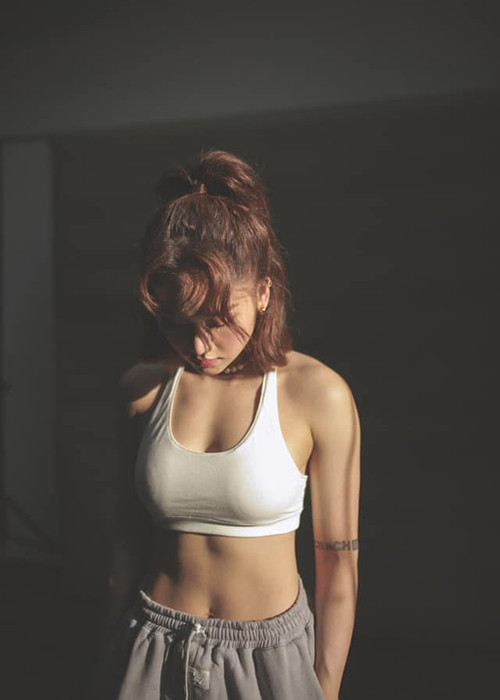 Vòng eo thon gọn đáng ngưỡng mộ của Miu Lê.