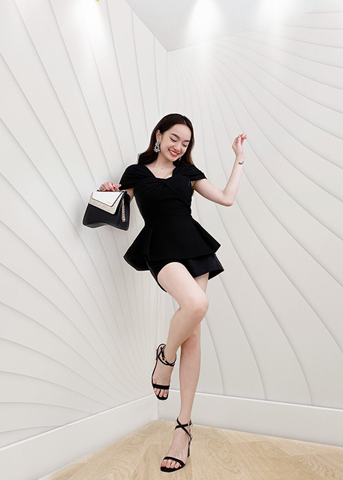 So với đàn chị hơn 9 tuổi Ninh Dương Lan Ngọc, Kaity Nguyễn quyến rũ không kém cạnh.