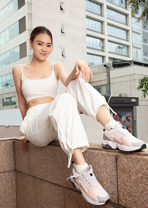 Trước đây, vì làm việc quá sức, Lan Ngọc sở hữu thân hình gầy gò. Sau đó, cô nghỉ ngơi, ăn uống điều độ để lấy lại vóc dáng.