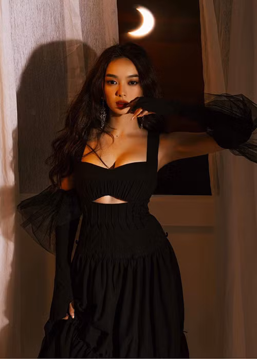 Ngoài là diễn viên trẻ tài năng, Kaity Nguyễn còn được biết đến là mỹ nhân sở hữu vòng một tự nhiên đầy đặn.