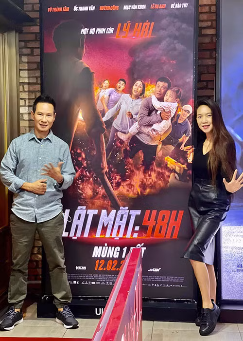 Trên Zing, đạo diễn Lý Hải chia sẻ về thiệt hại vào mỗi lần hoãn chiếu “Lật mặt: 48h”: "Mỗi lần hoãn chiếu, phim mất 5-7 tỷ đồng. Chi phí in ấn tài liệu truyền thông đều không thể sử dụng lại vì những thông tin đã cũ”.