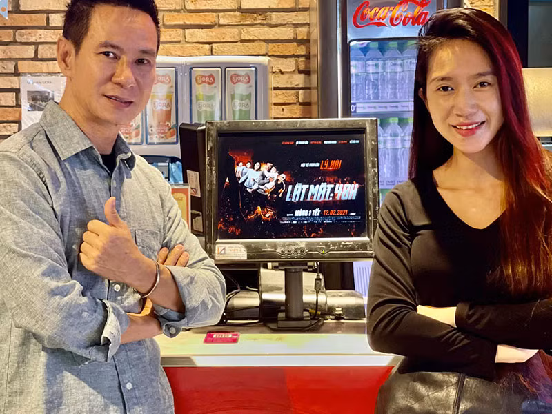 “Lật mặt: 48h” là một trong số những bộ phim hoãn chiếu vì dịch COVID-19. Lần hoãn chiếu thứ nhất diễn ra vào năm 2020. Đến năm 2021, phim một lần nữa không thể ra rạp vì tình hình dịch bệnh diễn biến phức tạp.