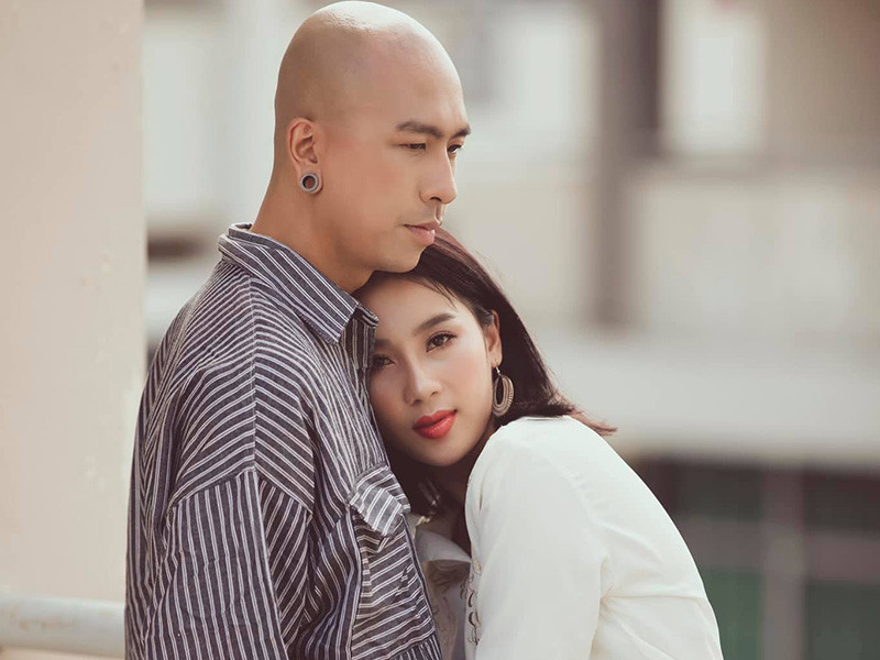 Vũ công Phạm Lịch được cầu hôn trong ngày cô và người yêu soái ca kỷ niệm 2 năm hẹn hò. Nhiều bạn bè giục cặp đôi này sớm tổ chức đám cưới.