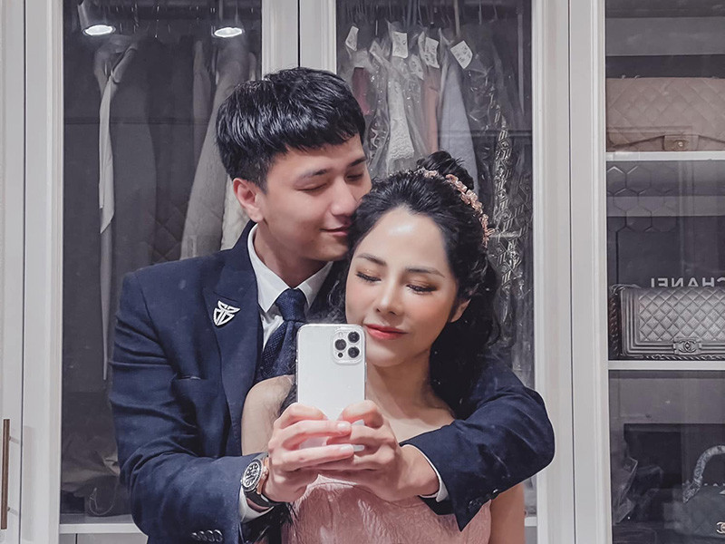 Một cặp đôi sao Việt cũng công khai yêu nhau trong năm 2020 là Huỳnh Anh - Bạch Lan Phương. Đồng nghiệp mong chờ thiệp hồng của cặp đôi sau khi Huỳnh Anh cầu hôn bạn gái.