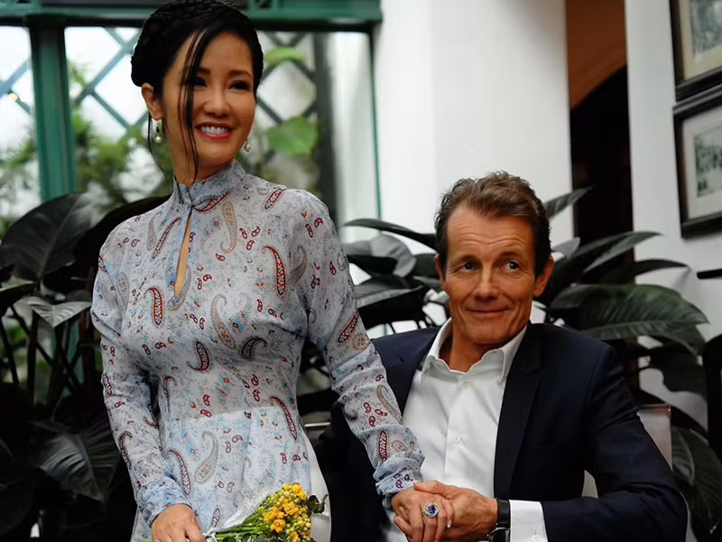 Diva Hồng Nhung và kĩ sư Gerhard Heusch cũng bên nhau từ năm 2020. Fan hy vọng nữ ca sĩ sẽ có chuyện đại hỷ trong năm nay.