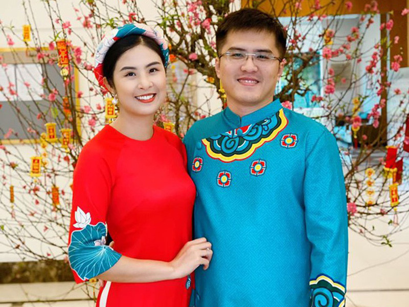 Ngọc Hân và hôn phu cũng hoãn làm đám cưới trong năm 2020. Người hâm mộ mong đợi năm 2021, nàng hoa hậu sẽ lên xe hoa.