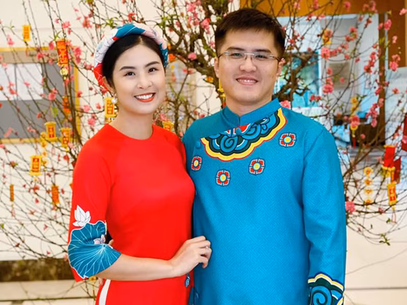 Ngọc Hân và hôn phu cũng hoãn làm đám cưới trong năm 2020. Người hâm mộ mong đợi năm 2021, nàng hoa hậu sẽ lên xe hoa.