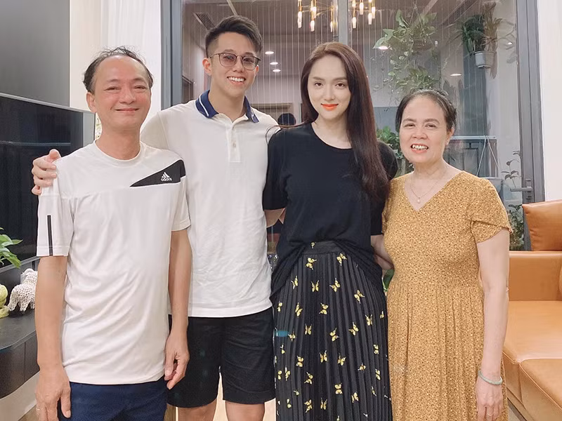 Hương Giang Idol nên đôi với CEO Matt Liu trong năm 2020. 1 năm qua, Matt Liu luôn ở bên Hương Giang mặc mọi sóng gió.